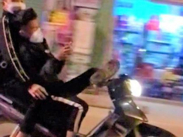 Pháp luật - Hú hồn cảnh 2 quái xế lái xe máy bằng 1 chân, tay bấm điện thoại