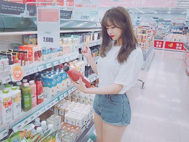 Media - Trào lưu các cô gái mặc hở khoe body khi đi siêu thị khiến người nhìn đỏ mặt