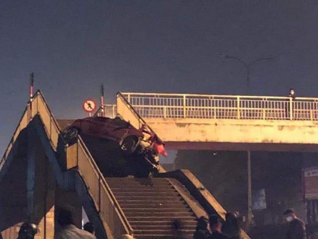 Tin tức trong ngày - Ô tô con lao lên cầu vượt dành cho người đi bộ, 1 người tử vong