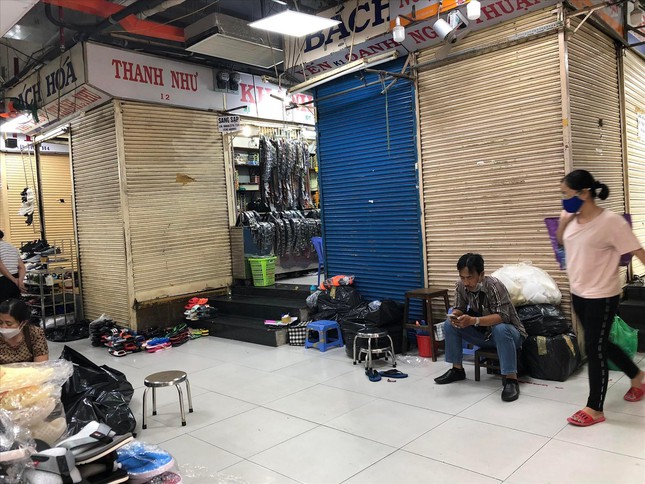 Nhiều quầy sạp tại chợ An Ðông (quận 5, TPHCM) “cửa đóng then cài”