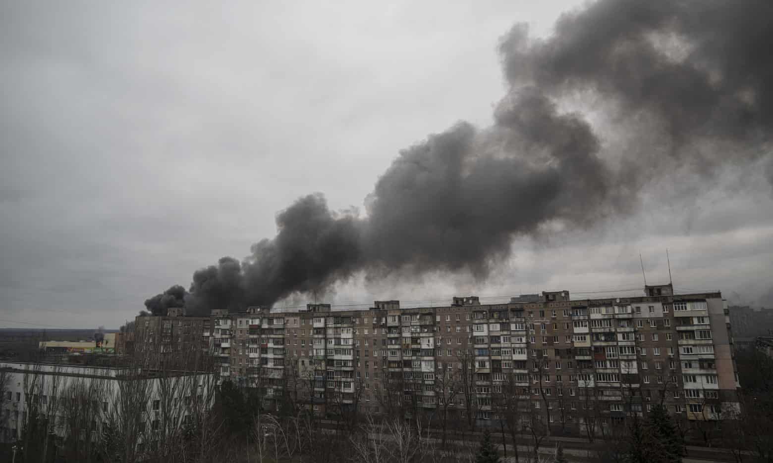 Khói bốc lên ở thành phố Mariupol (ảnh: CNN)