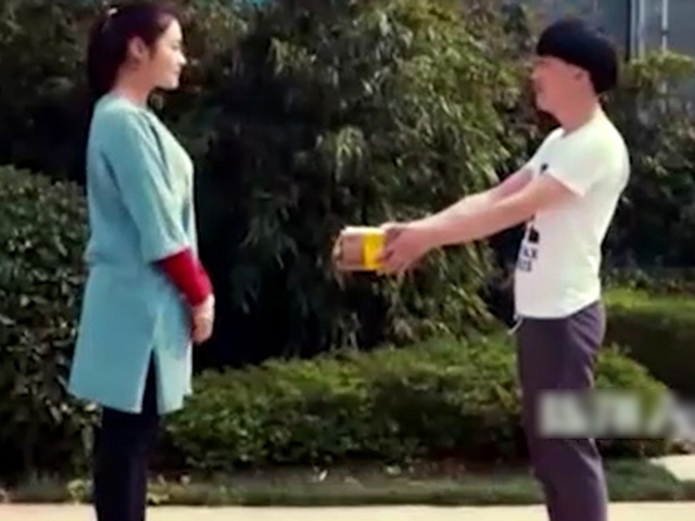 Cười 24H - Màn giao hàng đầy ngôn tình và cái kết ngã ngửa