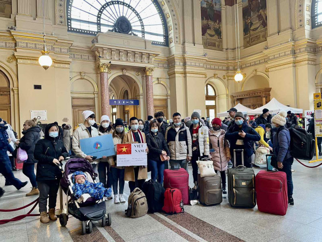 Đại sứ quán Việt Nam tại Hungary và cộng đồng hỗ trợ người Việt sơ tán từ Ukraine sang vào ngày 5-3 - Ảnh: Bộ Ngoại giao