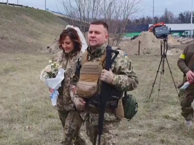 Thế giới - Cặp đôi Ukraine làm đám cưới ngay trên chiến tuyến