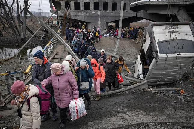 Người dân Ukraine rời thành phố Irpin hôm 5/3 đi lánh nạn. Ảnh: AP.