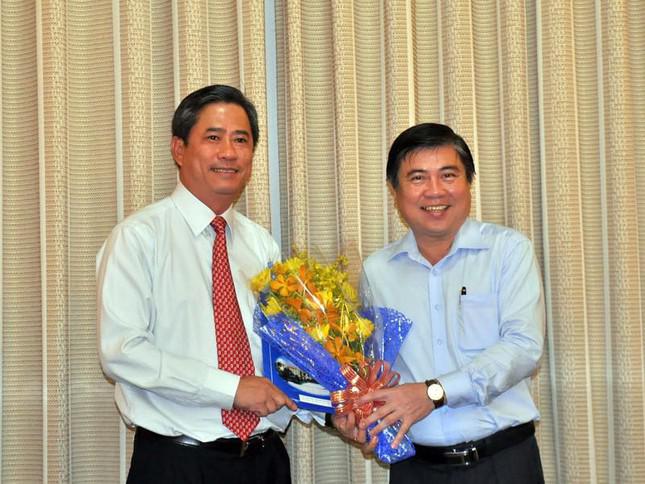 Ông Dương Thanh Tùng (trái) nhận quyết định giữ chức Tổng giám đốc Đài truyền hình TPHCM năm 2016