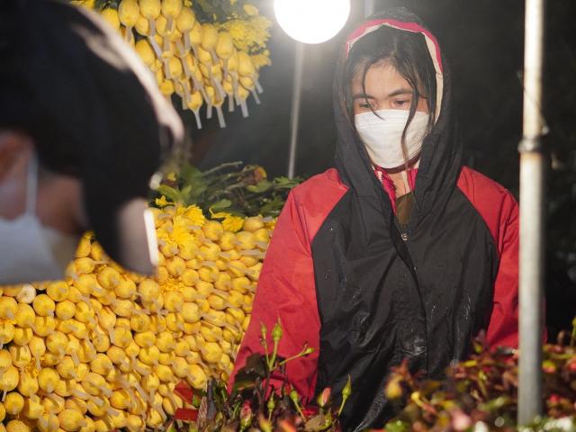 Thị trường - Tiêu dùng - Cảnh tượng lạ tại chợ hoa lớn nhất Hà Nội những ngày giáp lễ 8/3