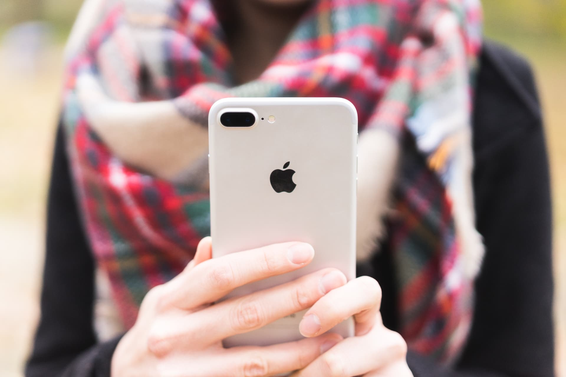 4 lý do khiến mẫu iPhone giá rẻ này trở nên "sang, xịn" hơn cả iPhone 11 - 1