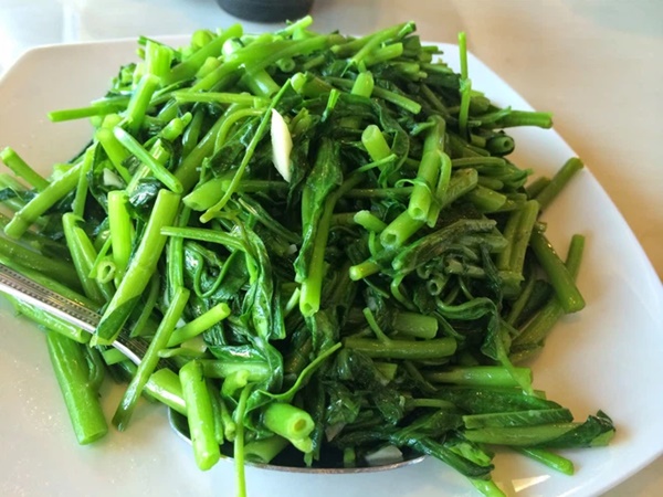Chỉ cần lướt nhìn chi tiết này, phát hiện ngay rau muống có bị &#34;hút&#34; thuốc trừ sâu và nhiễm kim loại nặng không - 1