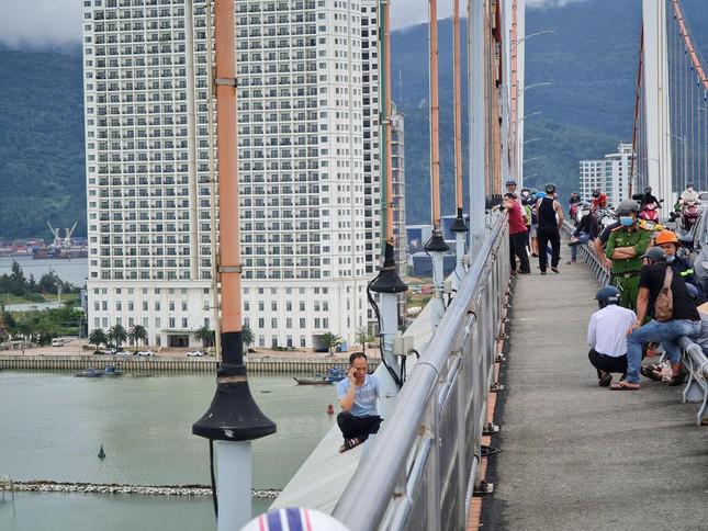 Người đàn ông ngồi vắt vẻo ngoài thành cầu Thuận Phước chờ...tự tử - ảnh Hải Định