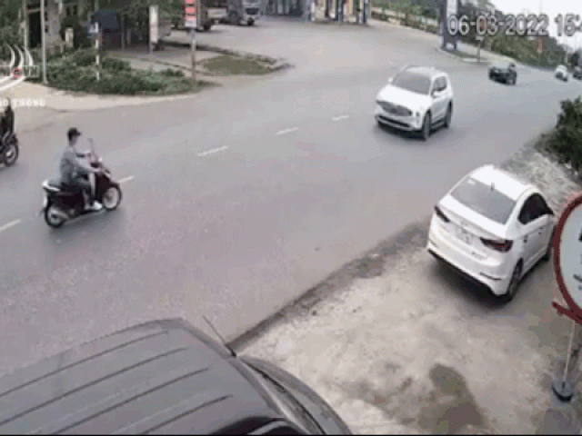 Clip: Chạy lấn làn, ô tô tông trực diện người đàn ông đi xe máy