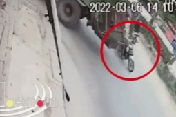 Tin tức trong ngày - Clip: Phóng nhanh, thanh niên chở bạn gái đâm trực diện vào xe tải cẩu