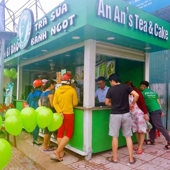 Nhờ có vị trí địa lý thuận lợi, mô hình quầy bán hàng luôn có một lượng khách đông đảo.