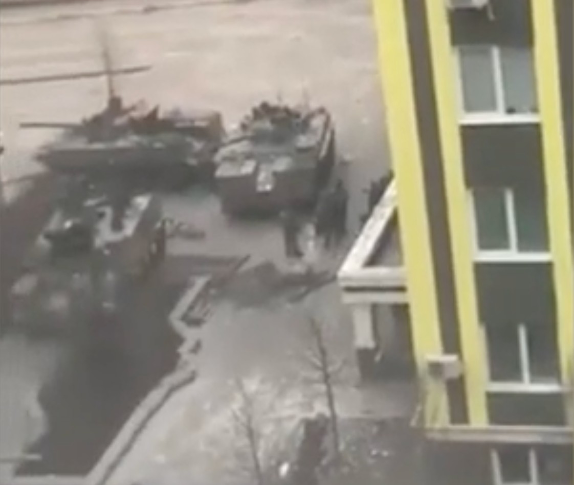 Xe tăng Nga áp sát Kiev (ảnh: CNN)