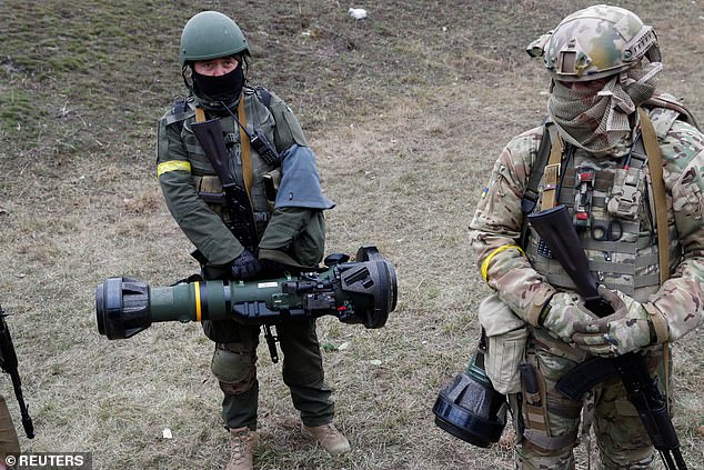 Binh sĩ Ukraine cầm trên tay vũ khí chống tăng NLAW do NATO&nbsp;viện trợ.