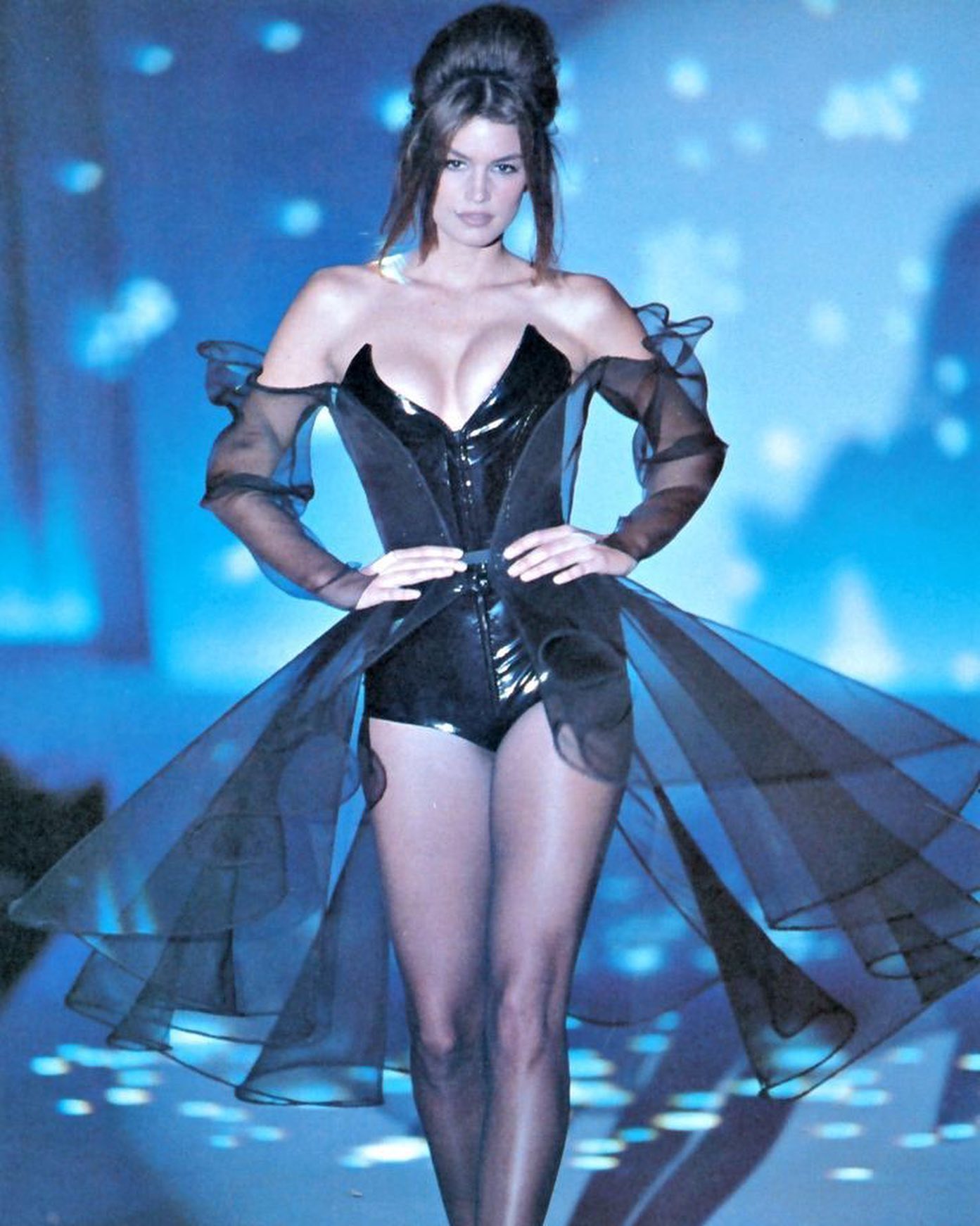 Những khoảnh khắc thời trang kinh điển của siêu mẫu vàng Cindy Crawford - 1