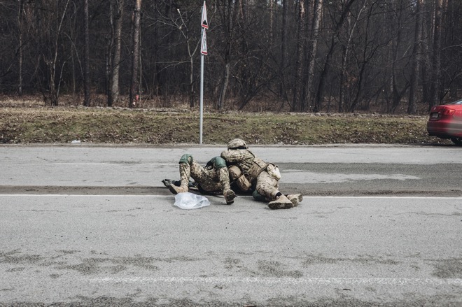 Một binh sĩ Ukraine bị thương đang được đồng đội sơ cứu.