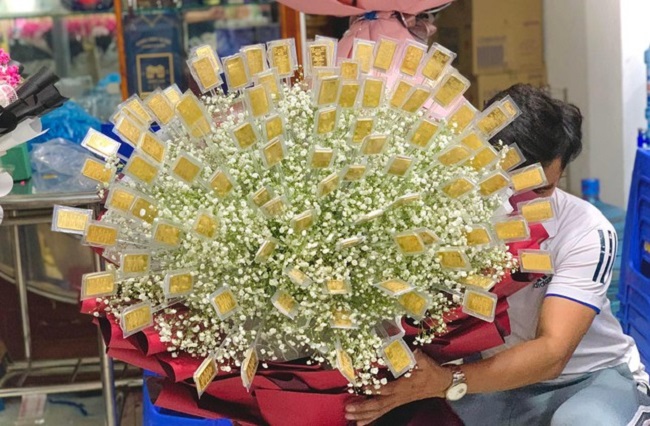 Bó hoa làm từ 100 lượng vàng SJC gây sốt mạng xã hội. (Ảnh: Minh Điền).