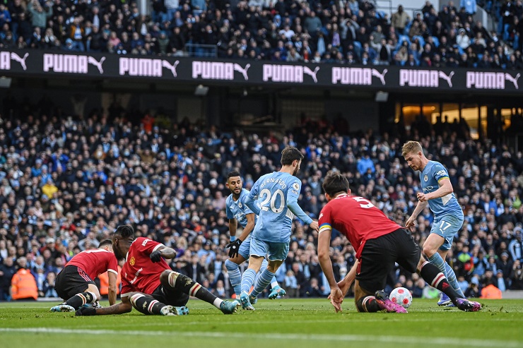 Hình ảnh cho thấy sự bất lực của MU trước Man City