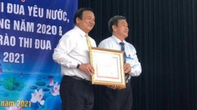 Ông Lê Minh Tấn (trái) từng bị UBND TP.HCM xử lý "phê bình rút kinh nghiệm" nhưng vẫn được tặng Bằng khen của UBND TP.HCM - Ảnh: CTV