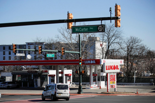Trạm xăng của công ty năng lượng Nga Lukoil vắng vẻ sau khi chính quyền TP Newark, bang New Jersey - Mỹ bỏ phiếu đình chỉ hoạt động kinh doanh của các trạm xăng Lukoil tại địa phương hôm 3-3 Ảnh: REUTERS