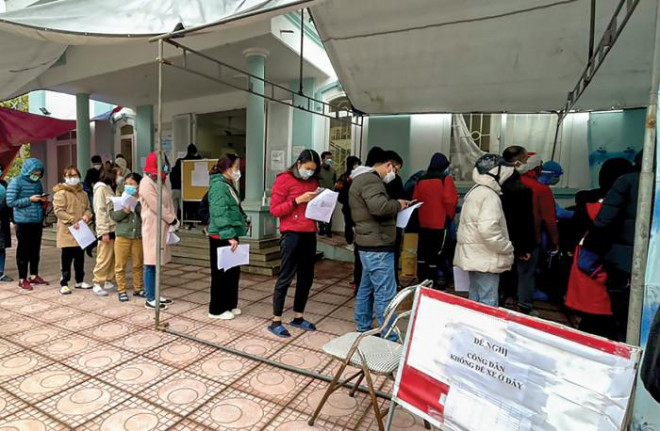 Người dân chen chân xếp hàng chờ xét nghiệm để được công nhận là FO tại Trạm Y tế phường Hoàng Liệt, quận Hoàng Mai, Hà Nội ngày 21/2. Ảnh: Phùng Đô