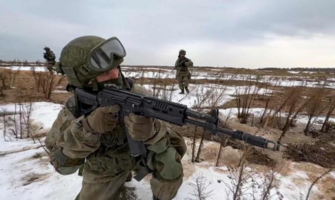 Quân đội Nga tập trận ở Belarus, giáp Ukraine giữa tháng 2. Ảnh: AP