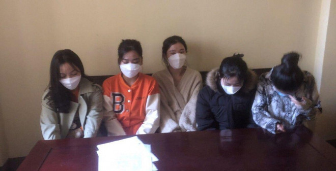 5 cô gái trẻ bị bắt tại cơ quan công an - Ảnh: Công an cung cấp