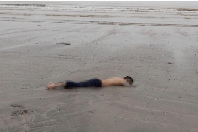 Thi thể nam thanh niên được phát hiện trên bãi biển - Ảnh: Facebook