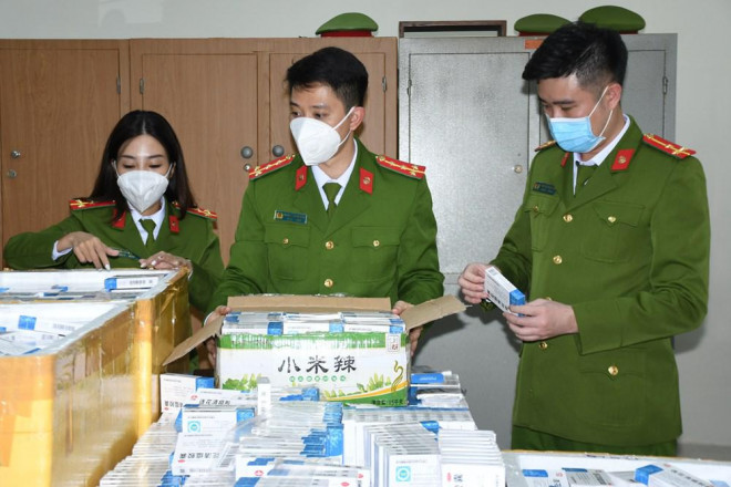 Đội 5 Phòng Cảnh sát kinh tế kiểm tra lô hàng thuốc “Liên hoa thanh ôn” bị tạm giữ
