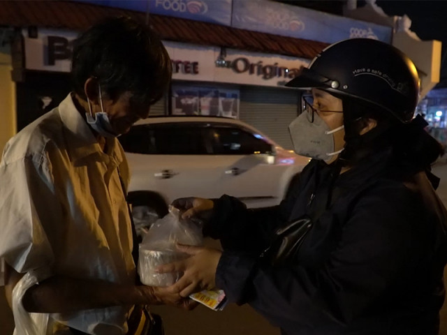 Tin tức trong ngày - Video: Cô gái trẻ dành 10 năm thanh xuân để giúp đời, cứu người miễn phí