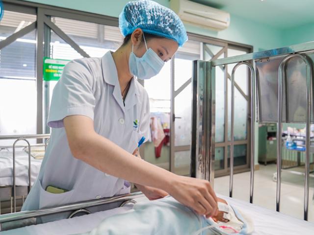 Sức khỏe đời sống - Dấu hiệu nhận biết bệnh sốt siêu vi trong thời điểm giao mùa, cha mẹ cần biết