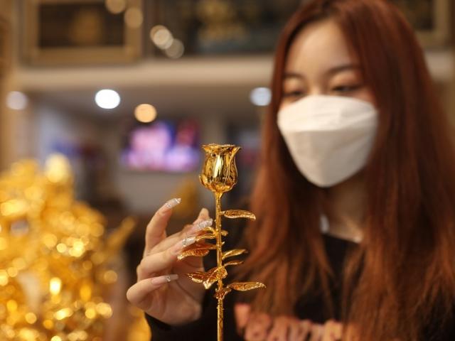 Thị trường - Tiêu dùng - "Ăn theo" giá vàng, đây là món quà đang hút khách dịp 8/3