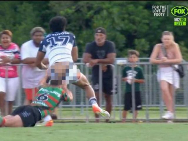 Thể thao - Đỏ mặt nam cầu thủ bị đối phương "lột sạch đồ" trước mặt fan nữ