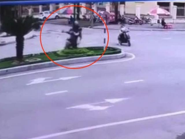 Clip: Tránh cô gái, 2 người đi xe máy gặp nạn kinh hoàng, văng vào cột điện