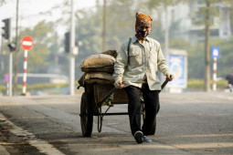 Tin tức trong ngày - Những "bông hồng" vất vả mưu sinh trong ngày 8/3