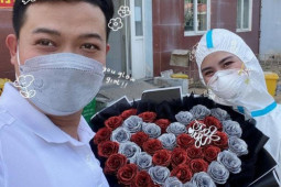 Bạn trẻ - Cuộc sống - Ấm áp ngày 8/3: Tặng hoa cho vợ là bác sĩ chống dịch, xe buýt đầy quà cho hành khách nữ