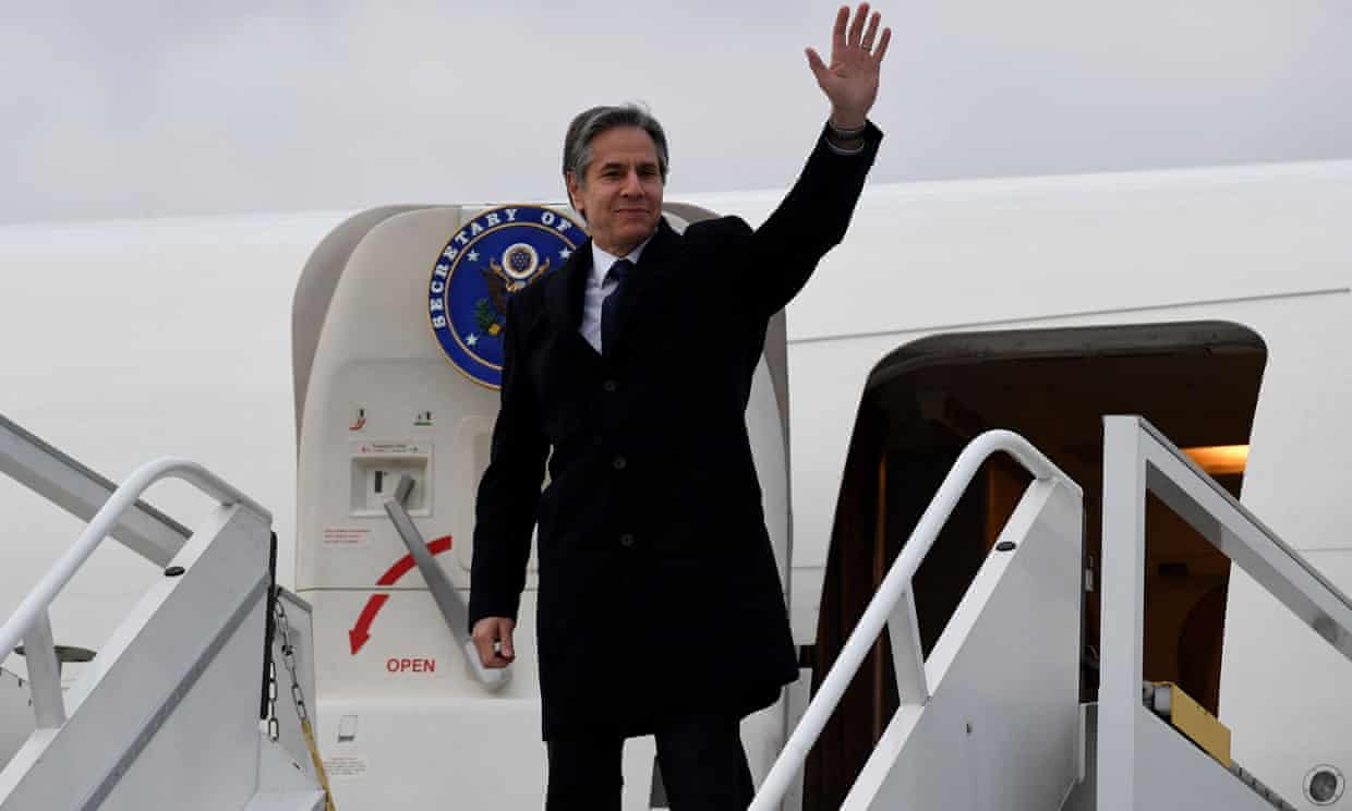 Ngoại trưởng Mỹ Blinken trong chuyến thăm Romania (ảnh: Guardian)
