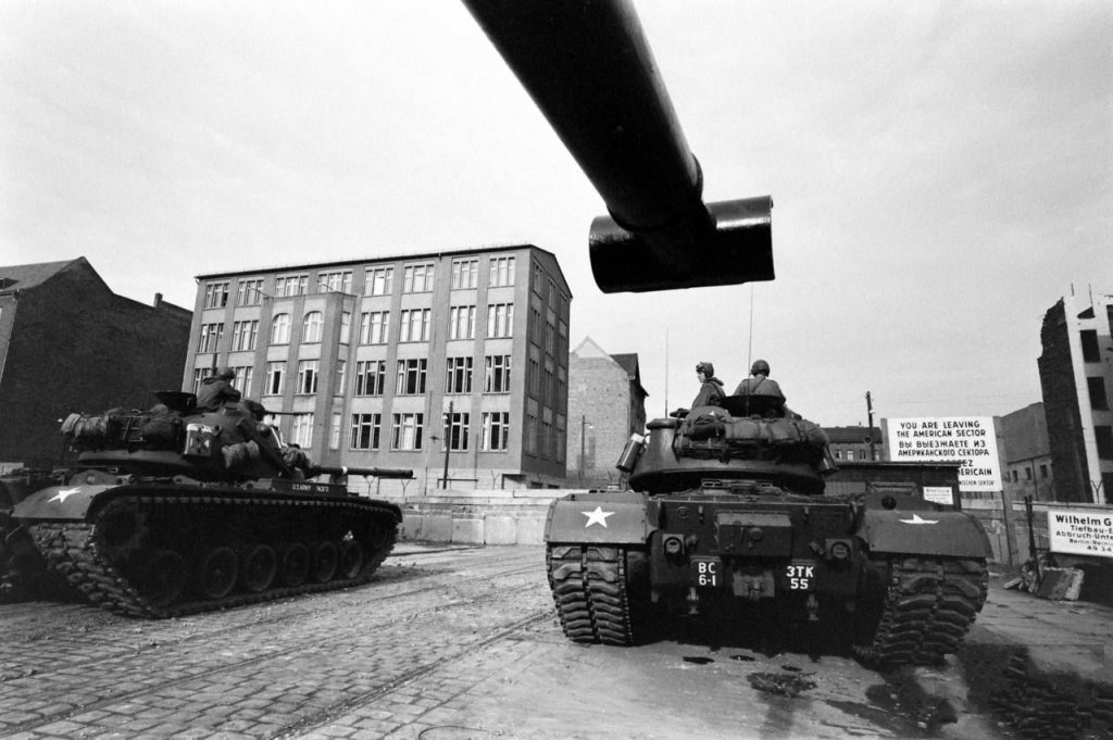 Xe tăng Mỹ - Liên Xô chĩa pháo vào nhau ở bức tường Berlin (ảnh: History)