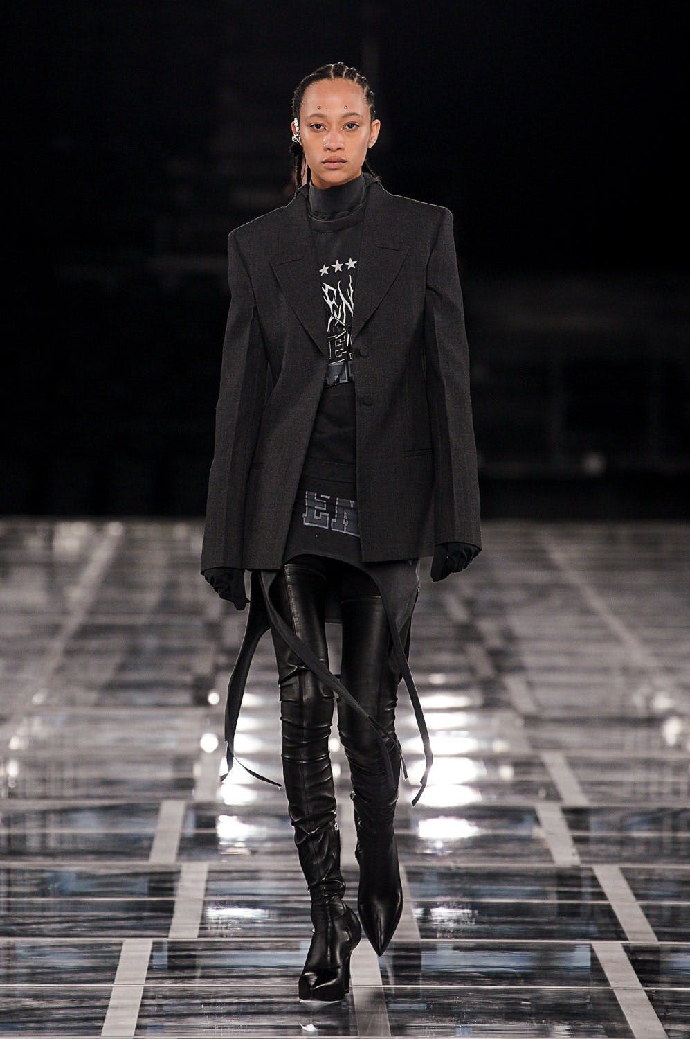 Givenchy gợi cảm theo phong cách streetwear trong bộ sưu tập Thu/Đông 2022 - 2