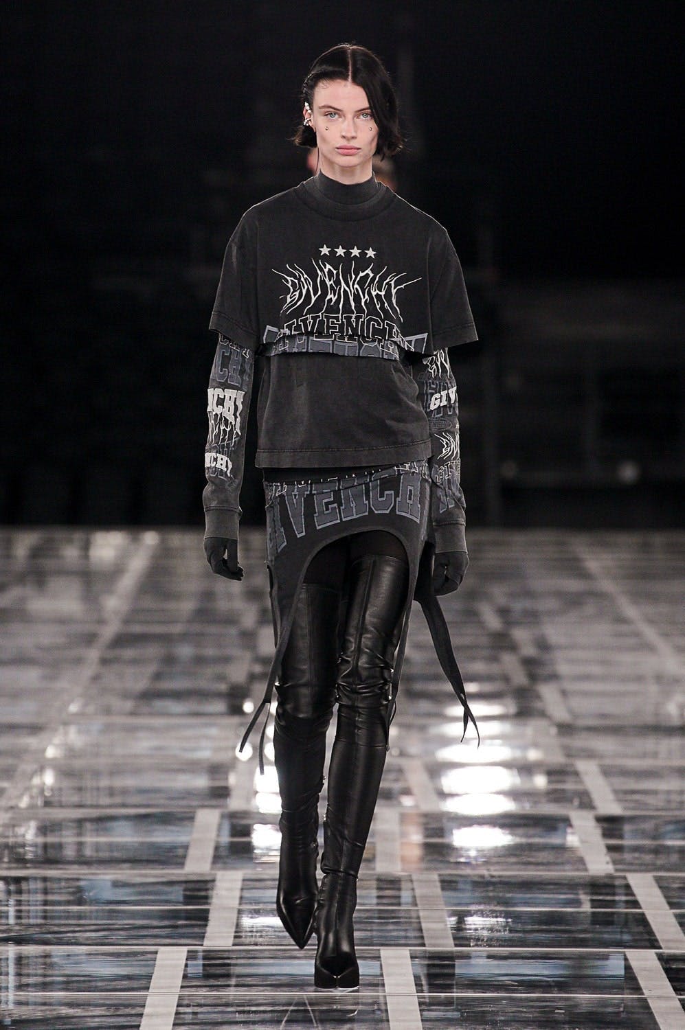 Givenchy gợi cảm theo phong cách streetwear trong bộ sưu tập Thu/Đông 2022 - 1