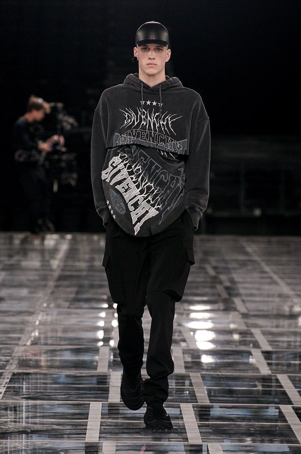 Givenchy gợi cảm theo phong cách streetwear trong bộ sưu tập Thu/Đông 2022 - 4