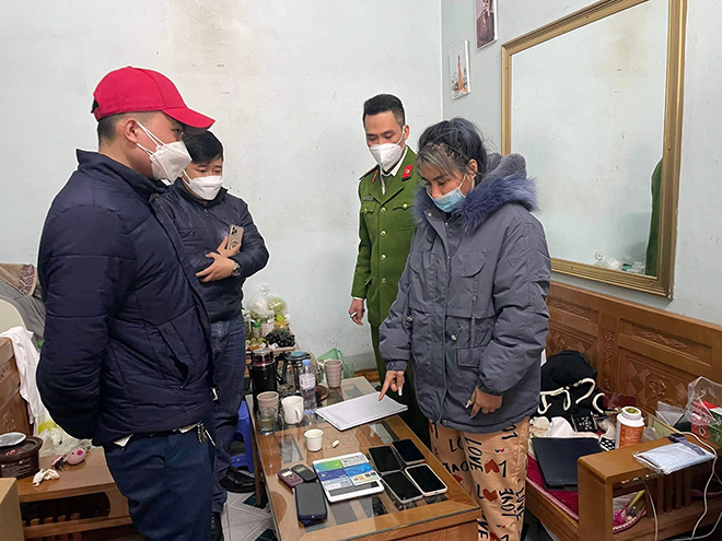Cơ quan công an khám xét nơi ở của hot girl chuyên sỉ, lẻ quần áo thời trang Nguyễn Thị Thuỳ Trang.