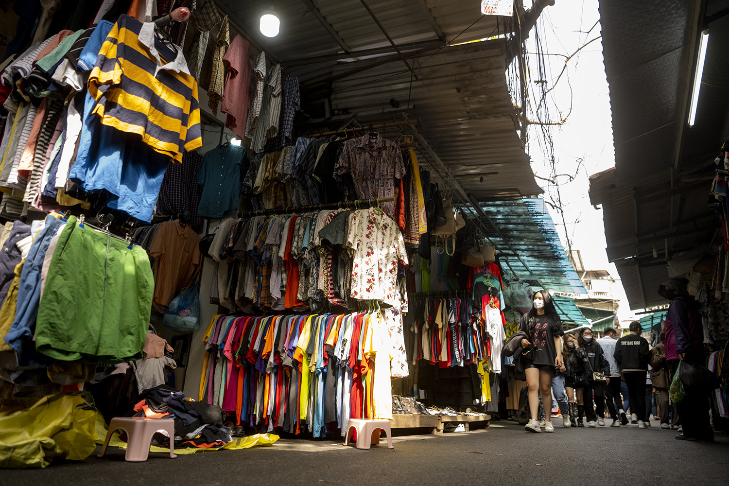 Nằm dưới chân khu tập thể Trung Tự, quận Đống Đa, Hà Nội. chợ Đông Tác được mệnh danh là đầu mối "hàng thùng" của thủ đô, chợ Đông Tác luôn thu hút lượng khách ghé thăm lớn, tìm kiếm quần áo cũ còn tốt với giá siêu rẻ.