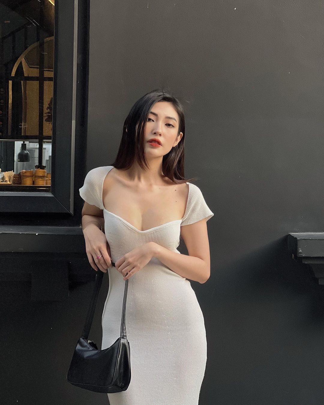 Khổng Tú Quỳnh diện thiết kế váy len tăm màu trắng tôn dáng.