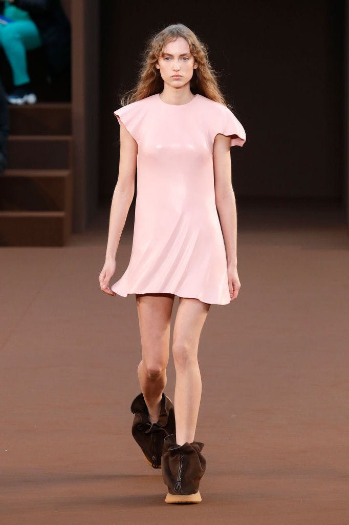 Loewe gây bối rối với bộ sưu tập Thu Đông 2022 phong cách siêu thực - 1