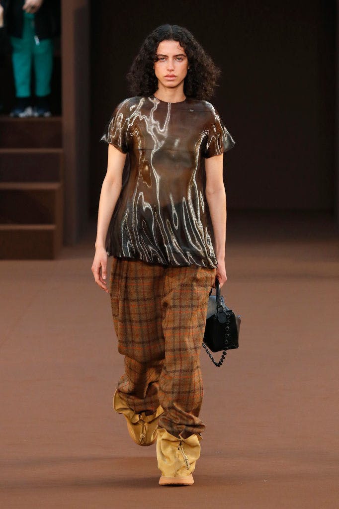 Loewe gây bối rối với bộ sưu tập Thu Đông 2022 phong cách siêu thực - 7