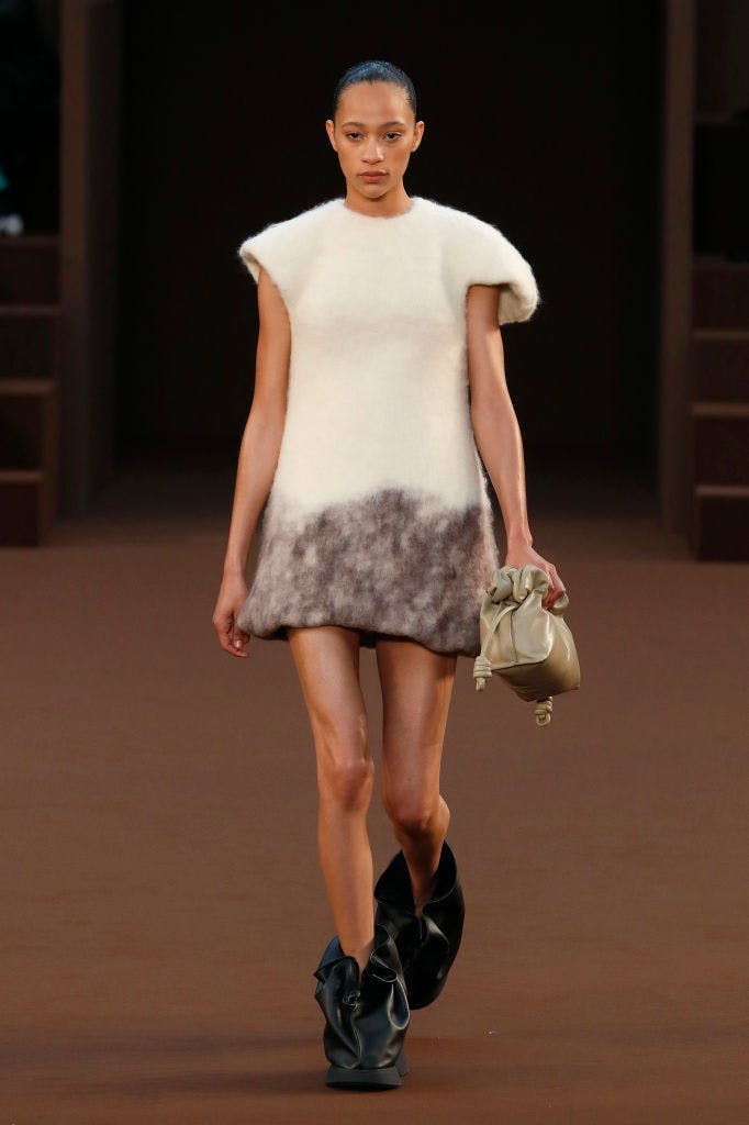 Loewe gây bối rối với bộ sưu tập Thu Đông 2022 phong cách siêu thực - 6