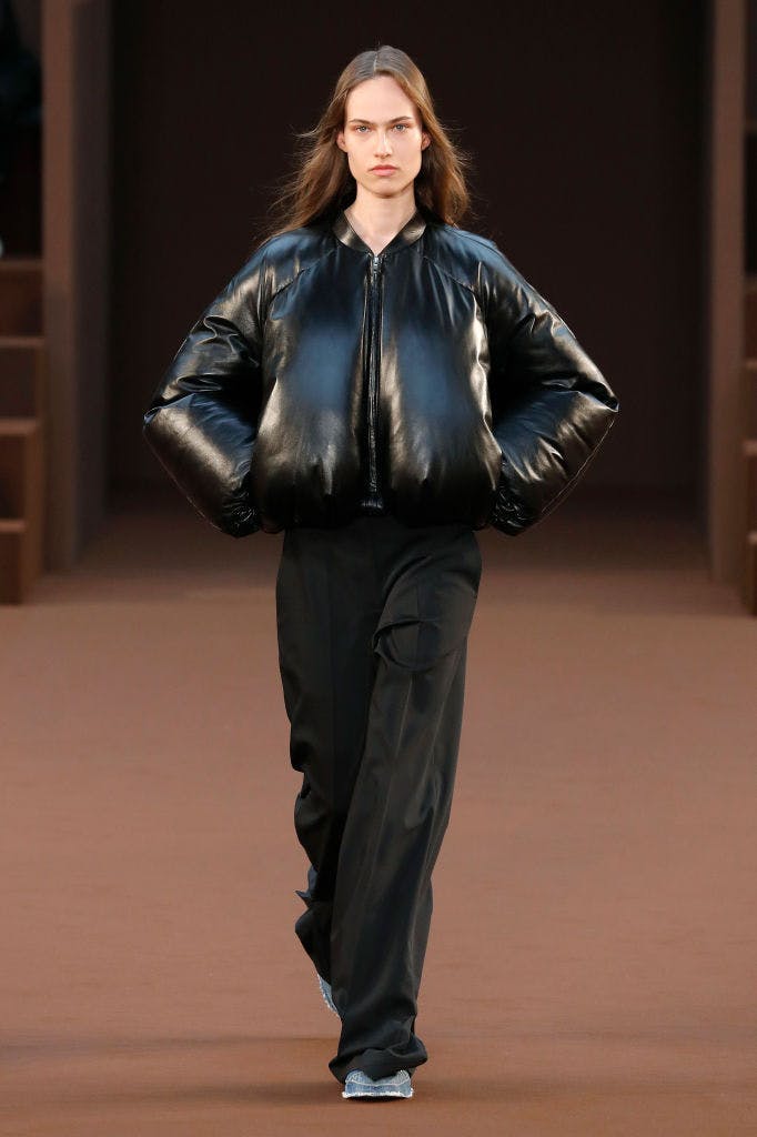 Loewe gây bối rối với bộ sưu tập Thu Đông 2022 phong cách siêu thực - 5