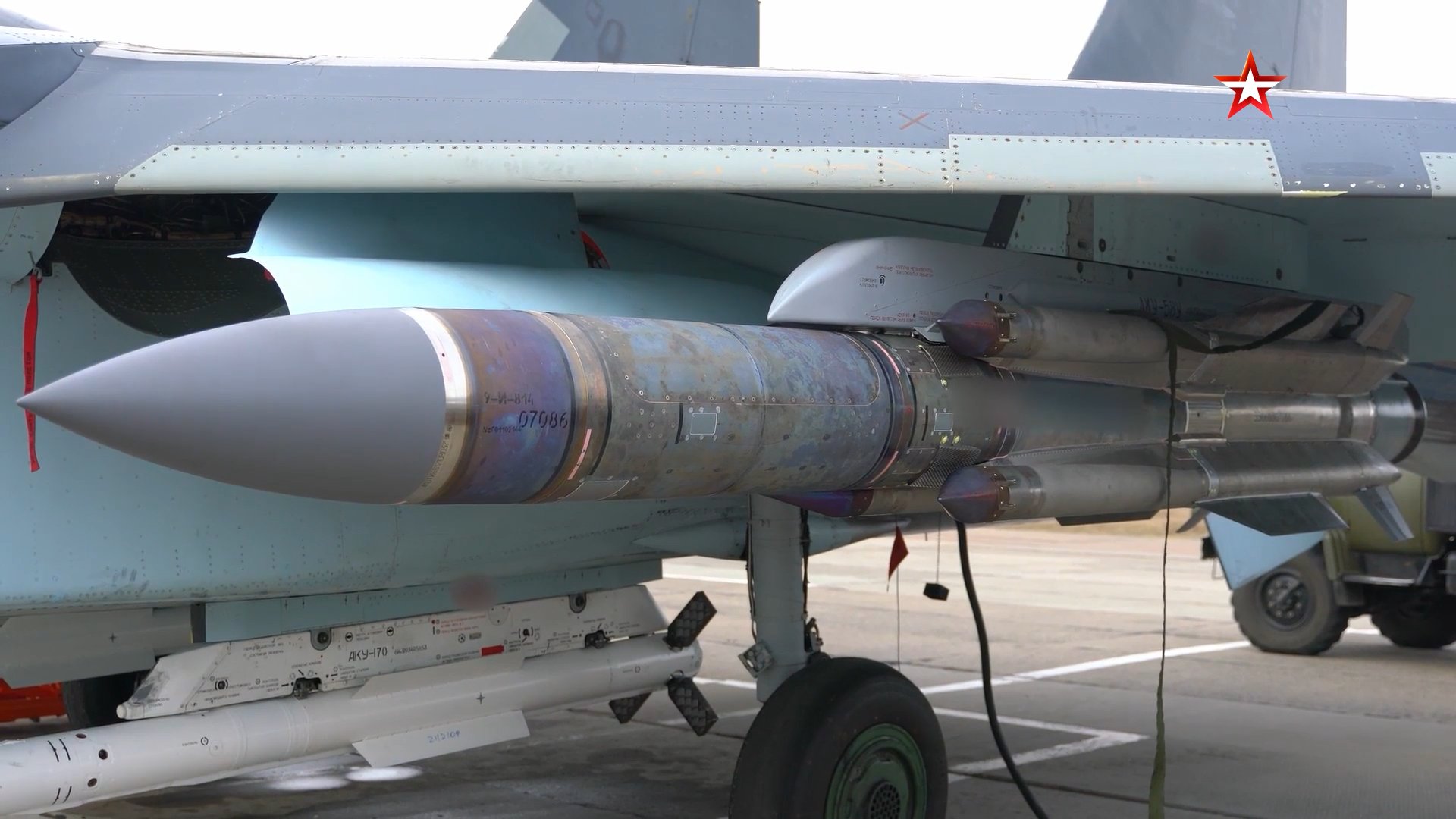 Tên lửa Nga trang bị chiến đấu cơ Su-35 thực hiện nhiệm vụ ở Ukraine.